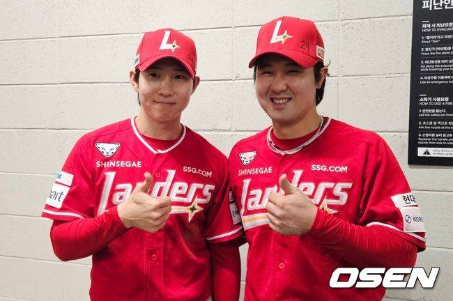 SSG 랜더스 박성한은 30일 대전 한화생명 볼파크에서 열린 2026 신한 SOL KBO리그 한화 이글스와의 경기에서 유격수 겸 1번타자로 선발 출전해 3타수 1안타를 기록, 4월 월간 타율 0.452를 기록하며 최정이 갖고 있던 구단 기록을 넘어섰다. 경기 후 박성한과 최정이 기념사진을 찍고 있다. ⓒSSG 랜더스 제공