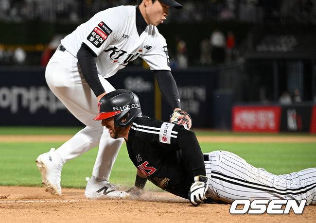 결국 태그아웃으로 물러난 오스틴