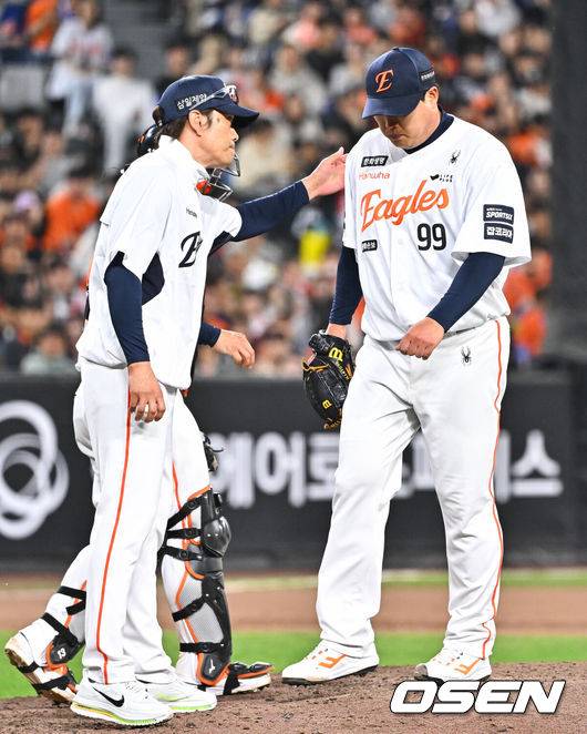 [OSEN=대전, 박준형 기자] 30일 오후 대전 한화생명볼파크에서 2026 신한 SOL KBO리그 한화 이글스와 SSG 랜더스의 경기가 진행됐다. 이날 경기 한화는 류현진을, SSG는 김건우를 선발투수로 내세웠다.6회초 2사 1,2루 한화 선발투수 류현진이 강판되고 있다.       2026.04.30 / soul1014@osen.co.kr