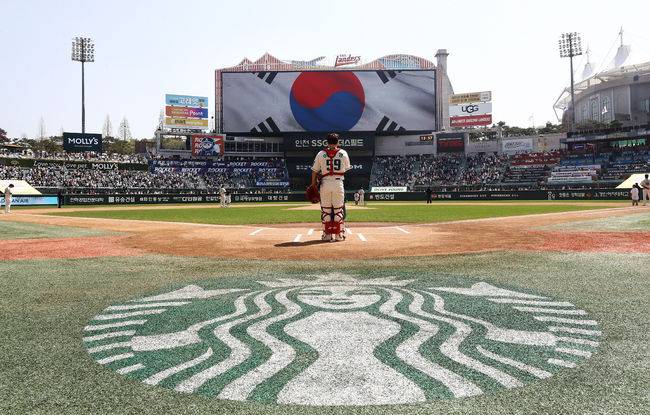 SSG는 1일 “인천SSG랜더스필드에서 열린 롯데 자이언츠와 홈경기에서 2만 3000석 전 좌석이 매진됐다”고 밝혔다. 이날 취소 마감 시간인 오전 10시를 기점으로 모든 좌석이 판매됐으며, 개막 2연전에 이어 시즌 세 번째 만원 관중이다. / SSG 랜더스