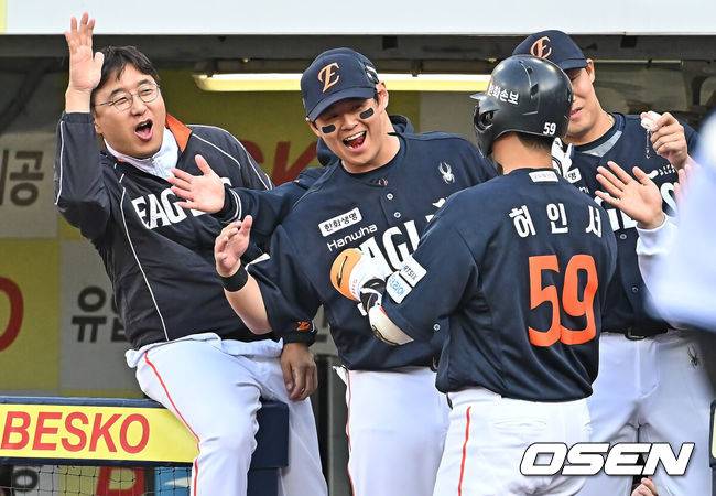 [OSEN=대구, 이석우 기자] 1일 대구삼성라이온즈파크에서 2026 신한 SOL KBO 리그 삼성 라이온즈와 한화 이글스의 경기가 열렸다. 홈팀 삼성은 원태인이, 방문팀 한화는 에르난데스가 선발 출전했다. 한화 이글스 허인서가 2회초 2사 1,3루 좌월 3점 홈런을 치고 동료들의 축하를 받고 있다. 2026.05.01 / foto0307@osen.co.kr