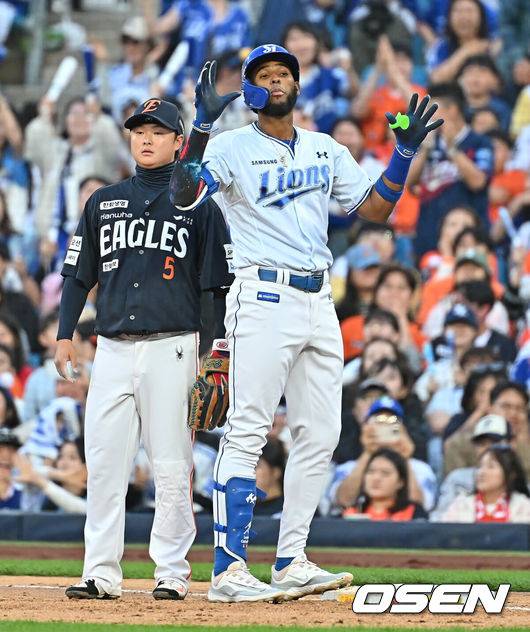 [OSEN=대구, 이석우 기자] 1일 대구삼성라이온즈파크에서 2026 신한 SOL KBO 리그 삼성 라이온즈와 한화 이글스의 경기가 열렸다. 홈팀 삼성은 원태인이, 방문팀 한화는 에르난데스가 선발 출전했다. 삼성 라이온즈 디아즈가 6회말 1사 만루 우익수 앞 2타점 안타를 치고 세리머니를 하고 있다. 2026.05.01 / foto0307@osen.co.kr