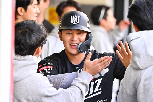 [OSEN=광주, 박준형 기자] 1일 오후 광주 북구 광주기아챔피언스필드에서 2026 신한 SOL KBO리그 KIA 타이거즈와 KT 위즈의 경기가 진행됐다.이날 KIA는 양현종을, KT는 고영표를 선발투수로 내세웠다.4회초 KT 선두타자 한승택이 솔로홈런을 날린뒤 동료들의 축하를 받고 있다.      2026.05.01 / soul1014@osen.co.kr