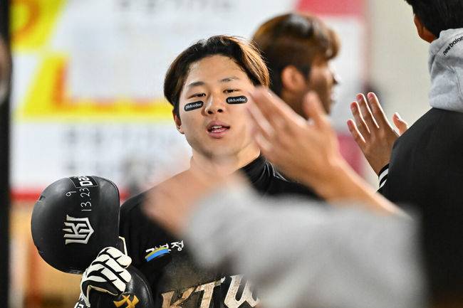 [OSEN=광주, 박준형 기자] 1일 오후 광주 북구 광주기아챔피언스필드에서 2026 신한 SOL KBO리그 KIA 타이거즈와 KT 위즈의 경기가 진행됐다.이날 KIA는 양현종을, KT는 고영표를 선발투수로 내세웠다.9회초 1사 1,2루 KT 장성우의 재역전 1타점 적시타때 홈을 밟은 2루 주자 최원준이 동료들의 축하를 받고 있다.        2026.05.01 / soul1014@osen.co.kr