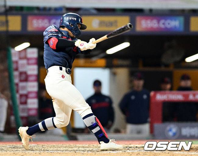 [OSEN=인천, 조은정 기자]1일 오후 인천 문학동 SSG랜더스필드에서 ‘2026 신한 SOL BANK KBO리그’ SSG 랜더스와 롯데 자이언츠의 경기가 진행됐다. 연장 10회초 2사 1,2루에서 롯데 장두성이 적시타를 날리고 있다. 2026.05.01 /cej@osen.co.kr