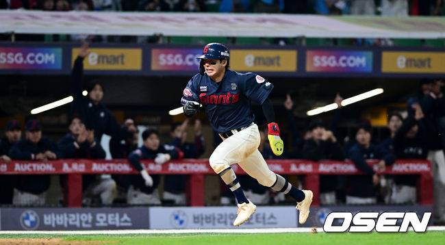 [OSEN=인천, 조은정 기자]1일 오후 인천 문학동 SSG랜더스필드에서 ‘2026 신한 SOL BANK KBO리그’ SSG 랜더스와 롯데 자이언츠의 경기가 진행됐다. 연장 10회초 2사 1,3루에서 롯데 장두성이 박승욱의 2타점 적시 2루타에 득점을 올리고 있다. 2026.05.01 /cej@osen.co.kr
