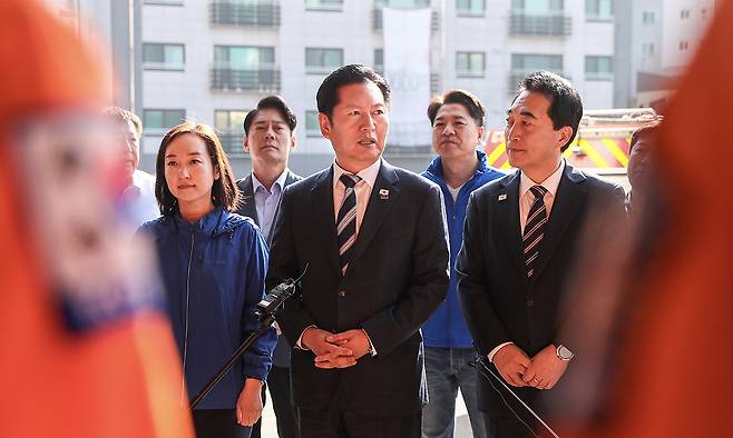 정청래 더불어민주당 대표가 1일 경기 평택시 평택항 해상교통관제센터를 방문, 대원들과 대화를 하고 있다. 더불어민주당 제공