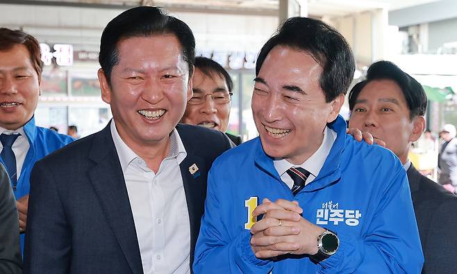 더불어민주당 정청래 대표가 1일 충남 홍성전통시장을 방문해 박수현 충남도지사 후보의 이름으로 즉흥 삼행시를 한 뒤 활짝 웃고 있다. 연합뉴스