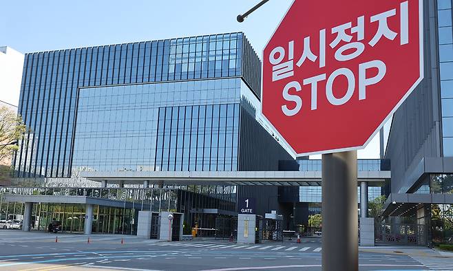 노동조합 전면 파업 첫째 날인 1일 오전 인천 연수구 삼성바이오로직스 공장에 적막감이 흐르고 있다. 연합뉴스