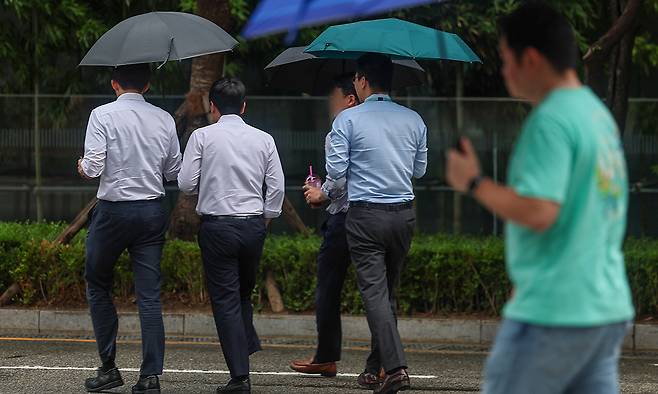 서울 서초구 강남역 인근에서 직장인들이 이동하고 있다. 연합뉴스