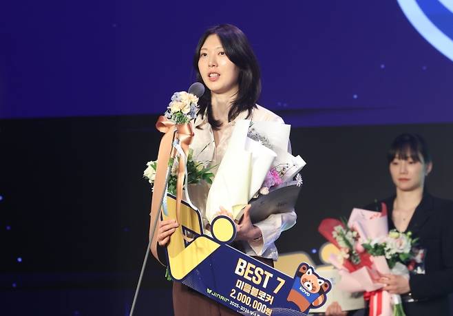 양효진이 지난 4월 13일 서울 광진구 그랜드워커힐호텔에서 열린 2025~26시즌 프로배구 V리그 시상식에서 여자부 베스트7에 선정된 뒤 소감을 밝히고 있다. 연합뉴스
