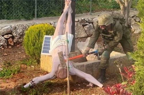 2026년 4월 레바눈에 주둔하던 이스라엘군 병사가 예수상을 내리치는 모습의 사진이 확산해 논란이 일었다. 엑스 캡처