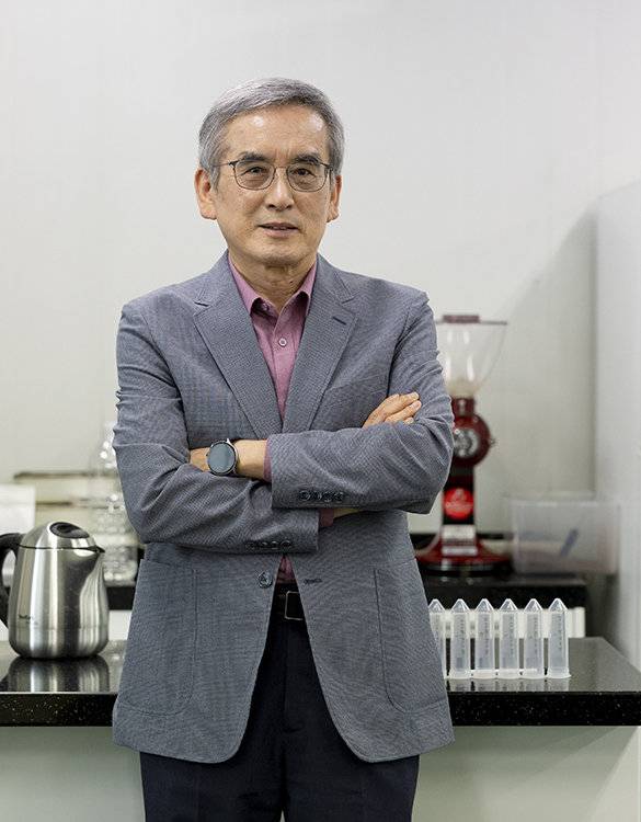 이계호 충남대 명예교수는 “한국 전통 장에 많이 들어 있는 유익균은 위 소화 과정에 죽지 않고 대장까지 이동해 장운동을 돕는다”고 강조했다. 지호영 기자
