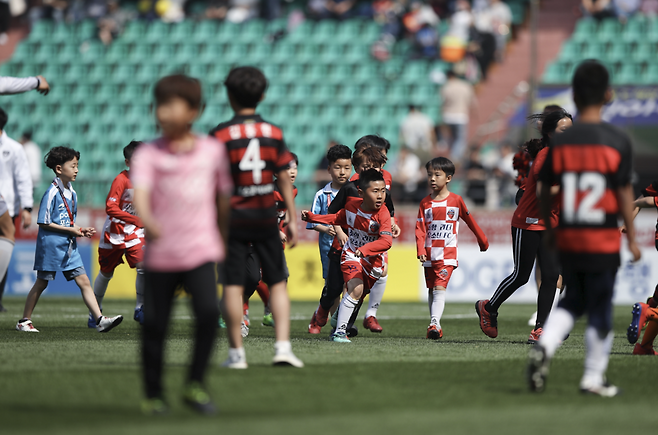 과거 어린이날을 맞은 축구장 장면. 프로축구연맹