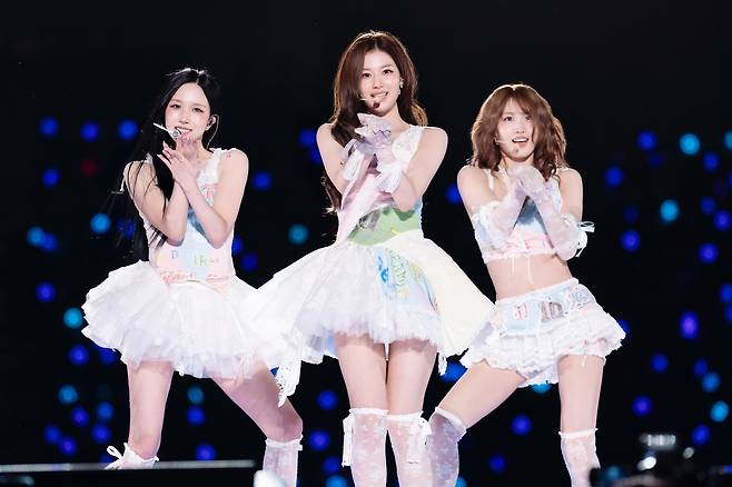 공연을 펼치고 있는 그룹 트와이스. JYP엔터테인먼트 제공