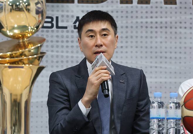 KCC 이상민 감독이 1일 KBL센터에서 열린 프로농구 챔피언결정전 미디어데이에서 각오를 밝히고 있다. 연합뉴스