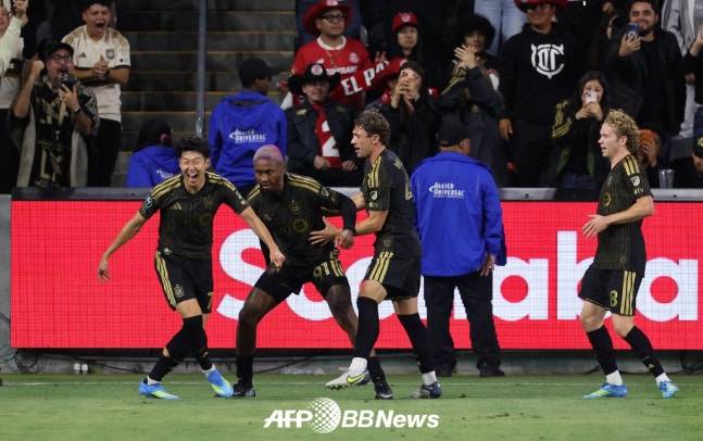 LAFC 손흥민이 30일 미국 LA BMO 스타디움에서 열린 2026 북중미카리브축구연맹(CONCACAF) 챔피언스컵 4강 1차전 톨루카전에서 후반 추가시간 은코시 타파리의 골을 도운 뒤 포효하고 있다. /AFPBBNews=뉴스1