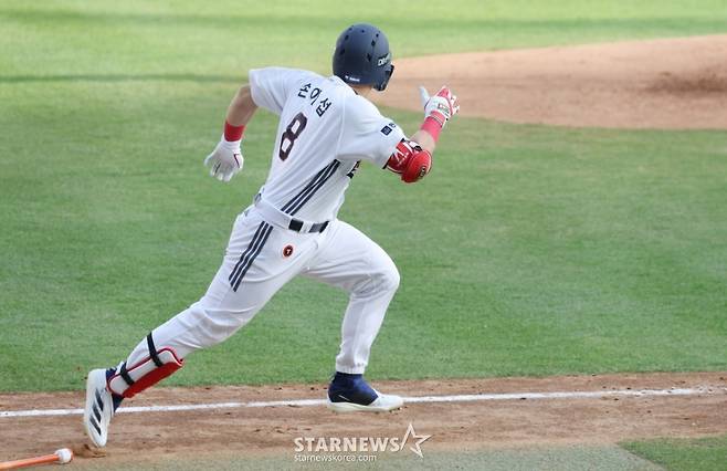 2026 신한 SOL KBO리그 두산 베어스 대 KIA 타이거즈 경기가 18일 서울 잠실야구장에서 열렸다.  두산 손아섭이 3회말 무사에서 좌월 2루타를 날리고 질주하고 있다. /사진=김진경 대기자