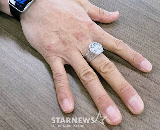 한민수 스포츠윤리센터 이사장 직무대행의 손에는 눈에 넣어도 아프지 않을 둘째 딸이 선물한 반지가 늘 함께하고 있다. /사진=김우종 기자