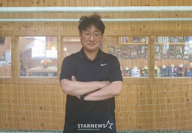 송현식 온새미로FC 감독이 최근 스타뉴스와 인터뷰 후 기념 촬영을 하고 있다. /사진=박재호 기자