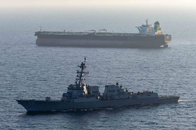 미 해군 구축함 USS 라파엘 페랄타(아래)가 4월 26일(이하 현지 시간) 이란 항구로 가는 유조선 M/T 스트림호를 봉쇄하고 있다. 미국 중부사령부 X(옛 트위터) 계정