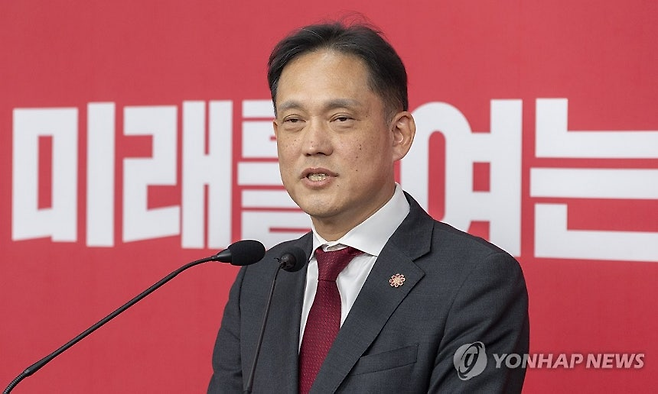 김태규 전 방송통신위원회 부위원장인 1일 서울 여의도 국민의힘 중앙당사에서 6ㆍ3 재보선 울산 남구갑 선거구 공천 면접을 마친 뒤 취재진 질문에 답하고 있다. 연합뉴스