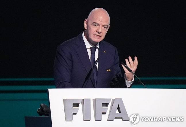 잔니 인판티노 국제축구연맹(FIFA) 회장이 내년 열리는 회장 선거에 출마하겠다는 뜻을 밝혔다. 임기 기간이 4년인 FIFA 회장직은 연임 횟수에 제한이 없다가 2016년 합산 임기를 최대 12년으로 제한했지만, 중도 부임한 인판티노 회장의 첫 재임 기간 3년 반은 임기에 포함되지 않기 때문에 한 차례 더 출마할 수 있는 상황이다. 사진 연합뉴스