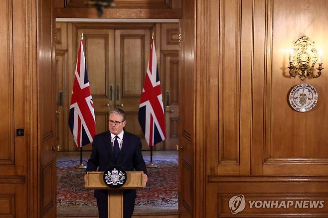 30일 반유대주의 근절을 약속하는 스타머 총리 [AFP 연합뉴스. 재판매 및 DB 금지]