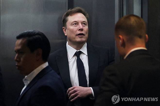 법정 출석하는 일론 머스크 일론 머스크 테슬라 최고경영자(CEO)가 30일(현지시간) 미국 캘리포니아 북부연방지법 오클랜드지원에서 열리는 재판에 증인으로 출석하기 위해 승강기에 타고 있다. [로이터=연합뉴스. 재판매 및 DB 금지]