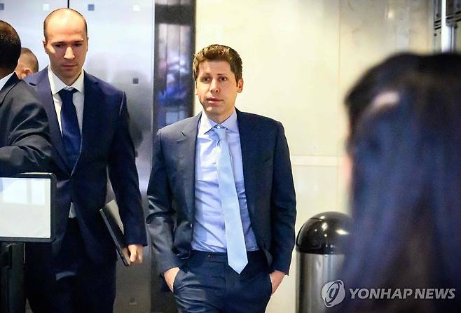 법정 출석하는 올트먼과 브록먼 샘 올트먼 오픈AI 최고경영자(CEO·가운데)와 그레그 브록먼 사장이 30일(현지시간) 미국 캘리포니아 북부연방지법 오클랜드지원에서 열리는 재판에 출석하고 있다. [AFP=연합뉴스]