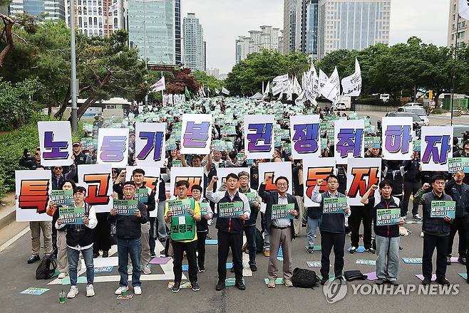 특수고용·플랫폼 노동자 노동기본권 쟁취! 민주노총 결의대회 (서울=연합뉴스) 윤동진 기자 = 지난달 19일 서울 국회 인근에서 열린 '특수고용·플랫폼 노동자 노동기본권 쟁취! 민주노총 결의대회'에서 참석자들이 관련 구호를 외치고 있다. 2025.5.19 mon@yna.co.kr