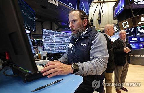 뉴욕증권거래소의 트레이더 [뉴욕 AFP=연합뉴스. 재판매 및 DB 금지]