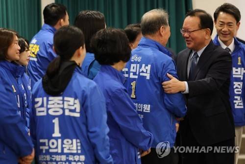 대구지역 예비후보들과 인사하는 김부겸 후보     (대구=연합뉴스) 이동해 기자 = 더불어민주당 대구시장 후보인 김부겸 전 국무총리가 8일 대구 북구 인터불고 엑스코 호텔에서 열린 현장 최고위원회의에 앞서 대구지역 예비 후보들과 인사하고 있다. 2026.4.8 (끝)