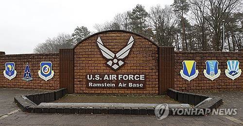 람슈타인 공군기지 (람슈타인 [독일] EPA=연합뉴스) 2023년 12월 8일 독일 람슈타인 소재 미국 공군 기지의 간판 모습.  (EPA/RONALD WITTEK) 2026.5.1.