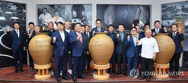 울산옹기축제 개막 축하 파이팅 (울산=연합뉴스) 지난해 5월 울산 울주군 온양읍 외고산 옹기마을 일대에서 '2025 울산옹기축제'가 열린 가운데 김두겸 울산시장, 이순걸 울주군수, 최길영 군의장, 천창수 교육감, 옹기장인 등이 개막을 축하하는 모습. 2025.5.4 [울주군 제공. 재판매 및 DB 금지] young@yna.co.kr