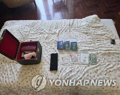 경찰청, '마약왕' 박왕열 마약 공급책 국내 송환 (서울=연합뉴스) 경찰청은 1일 '마약왕'으로 불리는 박왕열에게 필로폰 등 마약류를 공급한 혐의를 받는 최모씨를 태국에서 강제 송환했다고 밝혔다. 사진은 태국 현지에서 최씨 검거 당시 압수물. 2026.5.1 [경찰청 제공. 재판매 및 DB 금지] photo@yna.co.kr