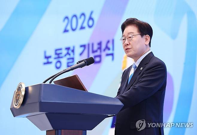 노동절 기념사 하는 이재명 대통령 (서울=연합뉴스) 김도훈 기자 = 이재명 대통령이 1일 청와대 영빈관에서 열린 노동절 기념식에서 기념사하고 있다.
    청와대가 노동절 기념식을 개최한 것은 사상 처음이다. 2026.5.1 superdoo82@yna.co.kr