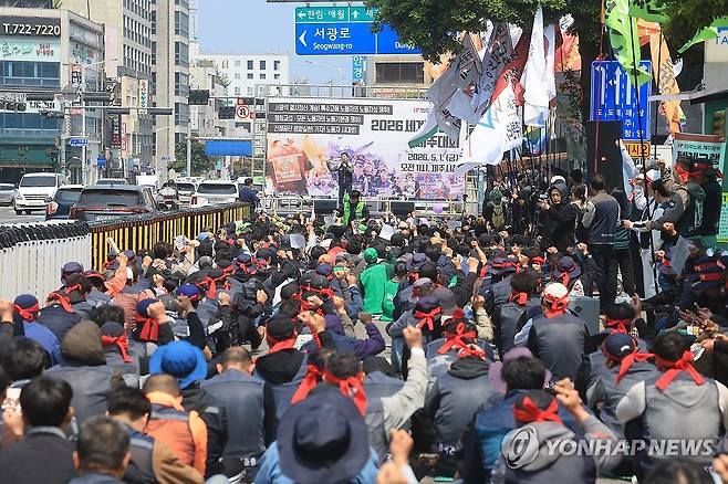 세계노동절 제주대회 (제주=연합뉴스) 박지호 기자 = 1일 오전 제주시청 앞에서 민주노총 주최로 2026 세계노동절 제주대회가 열리고 있다. 2026.5.1 jihopark@yna.co.kr
