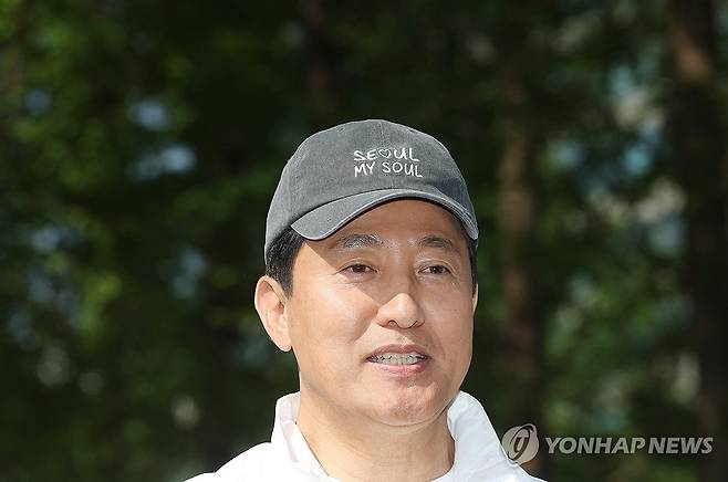 '서울형 그린라이프' 공약 발표하는 오세훈 (서울=연합뉴스) 이지은 기자 = 국민의힘 오세훈 서울시장 후보가 1일 서울 성동구 서울숲에서 '서울형 그린라이프' 공약을 발표하고 있다. 2026.5.1 jieunlee@yna.co.kr
