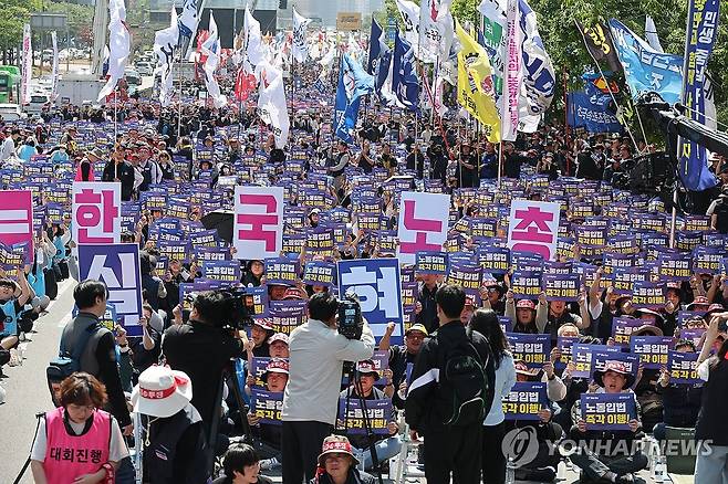 노동절에 열린 전국노동자대회 (서울=연합뉴스) 임화영 기자 = 1일 서울 여의도 국회 인근에서 열린 한국노총 전국노동자대회에서 조합원들이 노동입법 이행 촉구 등 구호를 외치고 있다. 2026.5.1 hwayoung7@yna.co.kr