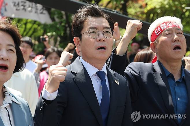 전국노동자대회 참석한 정원오 후보 (서울=연합뉴스) 임화영 기자 = 더불어민주당 정원오 서울시장 후보가 1일 서울 여의도 국회 인근에서 열린 한국노총 전국노동자대회에서 노동입법 이행 등을 촉구하고 있다. 2026.5.1 hwayoung7@yna.co.kr