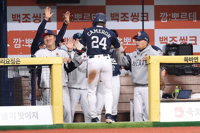홈런을 친 뒤 동료 축하를 받는 카메론 [두산 베어스 제공. 재판매 및 DB 금지]