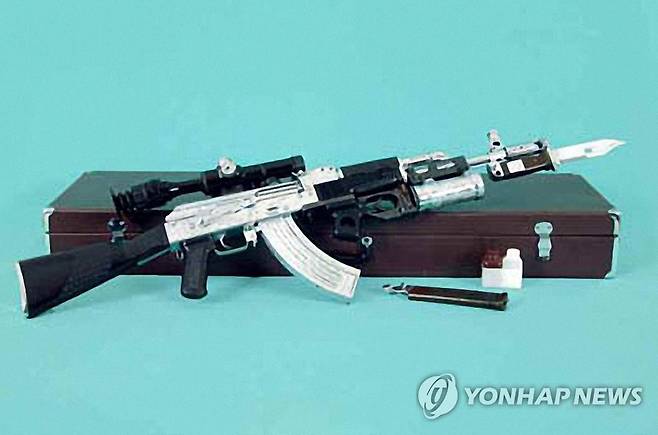 김정일이 에티오피아 정부로부터 받은 소총 선물 (서울=연합뉴스) 북한 김정일 국방위원장이 지난 2006년 5월 에티오피아 정부에서 선물받은 소총 사진을 노동당 기관지 노동신문이 3일 공개했다. 신문은 이 자동소총이 특별히 제작된 것으로, 총신 덮개 한쪽에 주체사상탑 봉화와 '주체'라는 글자가 새겨져 있다고 설명했다. 2021.2.3 [노동신문 홈페이지 갈무리. 재판매 및 DB 금지] nkphoto@yna.co.kr