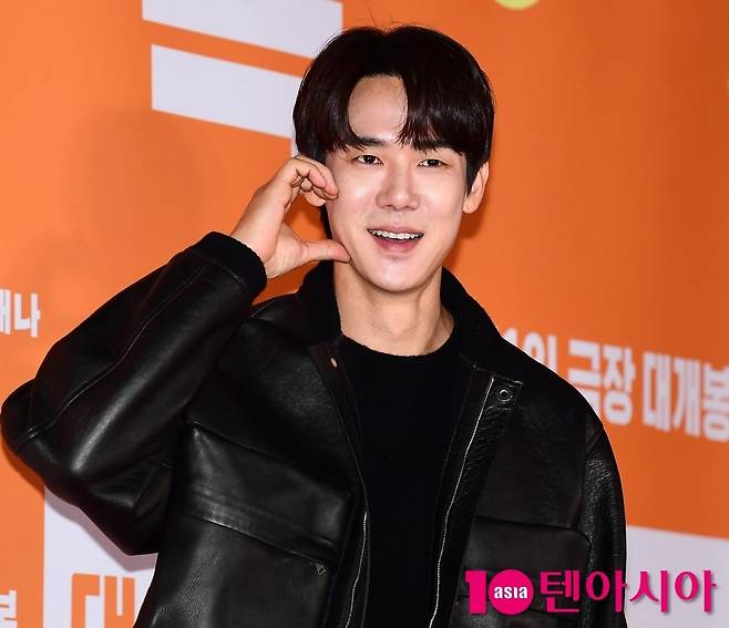 유연석이 볼하트 포즈를 취하고 있다./사진=텐아시아DB