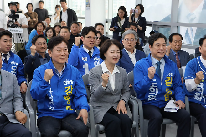 ▲ 추미애 더불어민주당 경기도지사 후보가 2일 하남시에서 열린 강성삼 경기도의원 후보 선거사무소 개소식에 참석해 지지자들과 함께 파이팅을 외치고 있다. 추 후보는 "하남을 누구보다 잘 아는 도지사 후보로서 지역 현안을 끝까지 책임지겠다"며 "강성삼 후보와 함께 더 큰 권한으로 하남 발전을 빠르고 확실하게 이끌겠다"고 말했다./사진제공=추추선대위