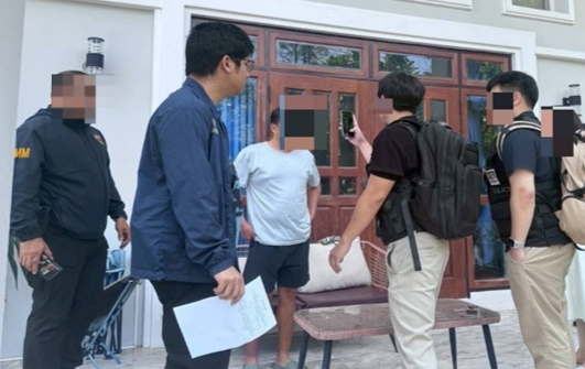 지난달 10일 한국 ·태국 경찰관들이 태국 사믓쁘라깐 주 거주지에서 박왕열의 마약 공급책으로 알려진 50대 최모 씨를 검거했다. 사진=경찰청 국가수사본부