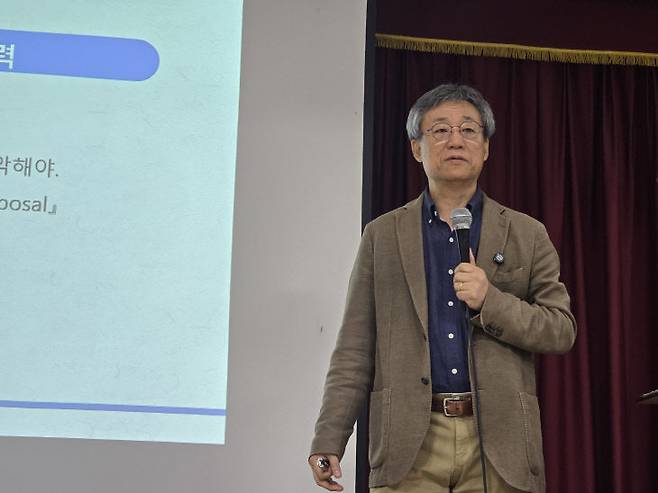 정민 한양대 명예교수가 무슨 작업이든 질문이 분명해야 한다고 강조했다.              사진=한성일 기자