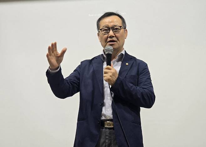 이준건 도시공감연구소 부소장이 다음주 특강에 대해 안내하고 있다.                             사진=한성일 기자