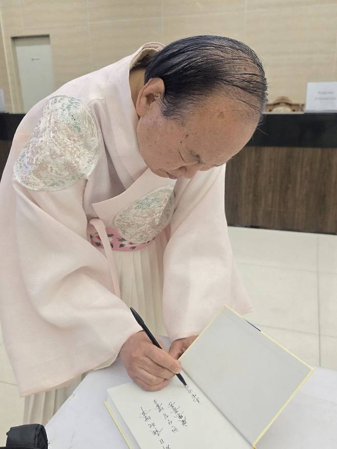박상도 회장이 팔순기념 회고록 <사랑의 발자국>에 사인해주고 있다.                   사진=한성일 기자