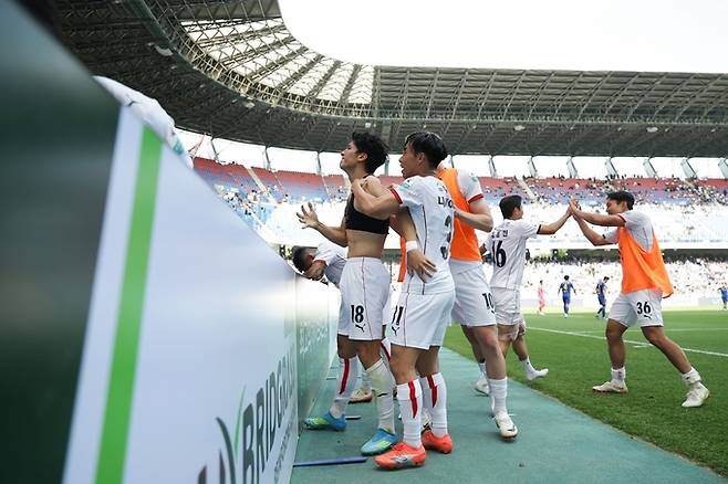 ▲ 2일 울산문수월드컵경기장에서 열린 울산과의 하나은행 K리그1 11라운드 경기 후반 49분 선제 결승골을 터뜨린 포항 조상혁이 포항서포터즈 앞에서 골세리머니를 펼치고 있다. 포항스틸러스